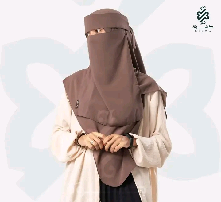 نقاب لاشي استيك تندا بفزلين أسود